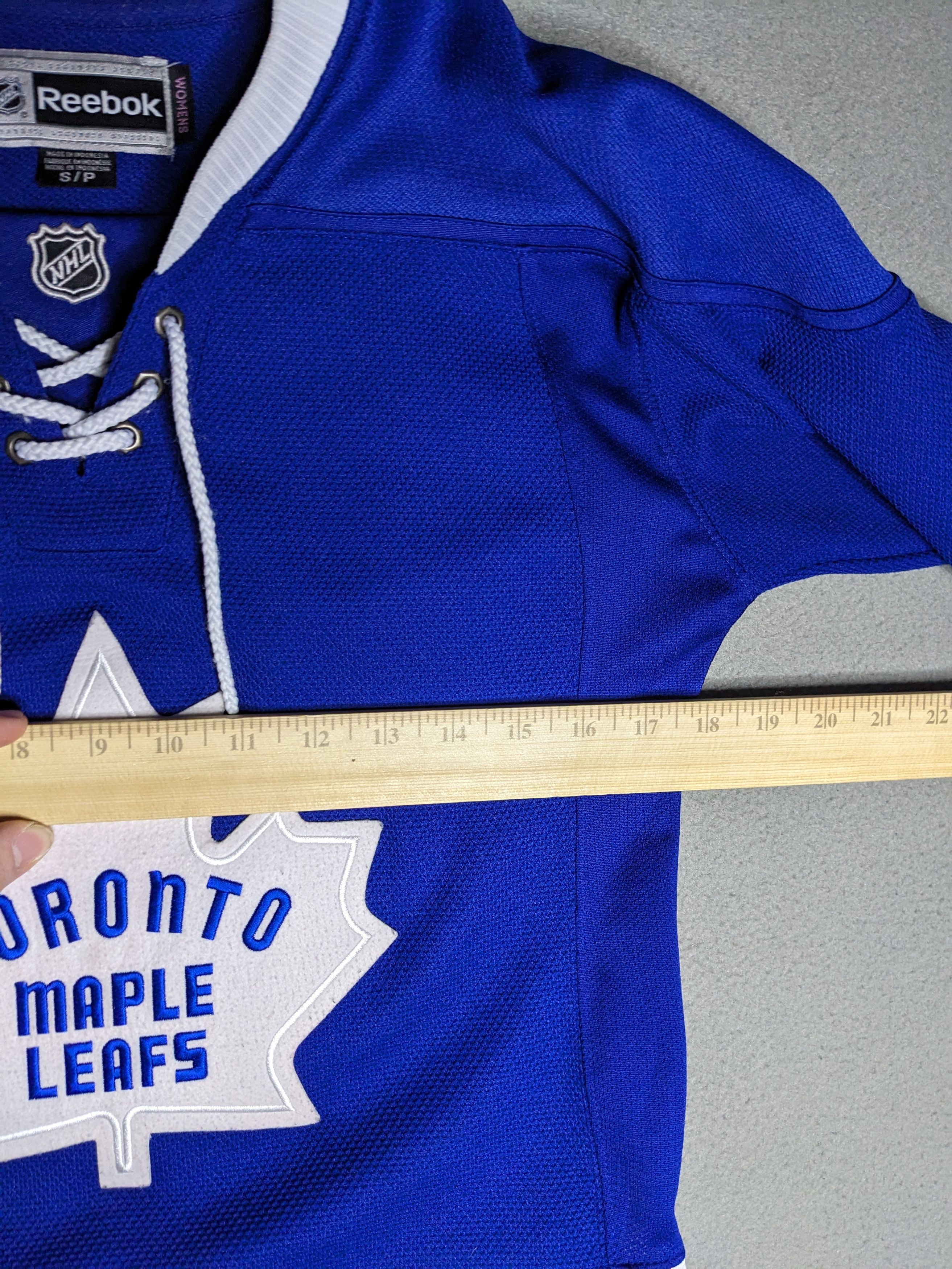 Reebok Reebok Toronto Maple Leafs Jersey WOMANS Size Small 2011 NHL Size US S / EU 44-46 / 1 - 11 Thumbnail