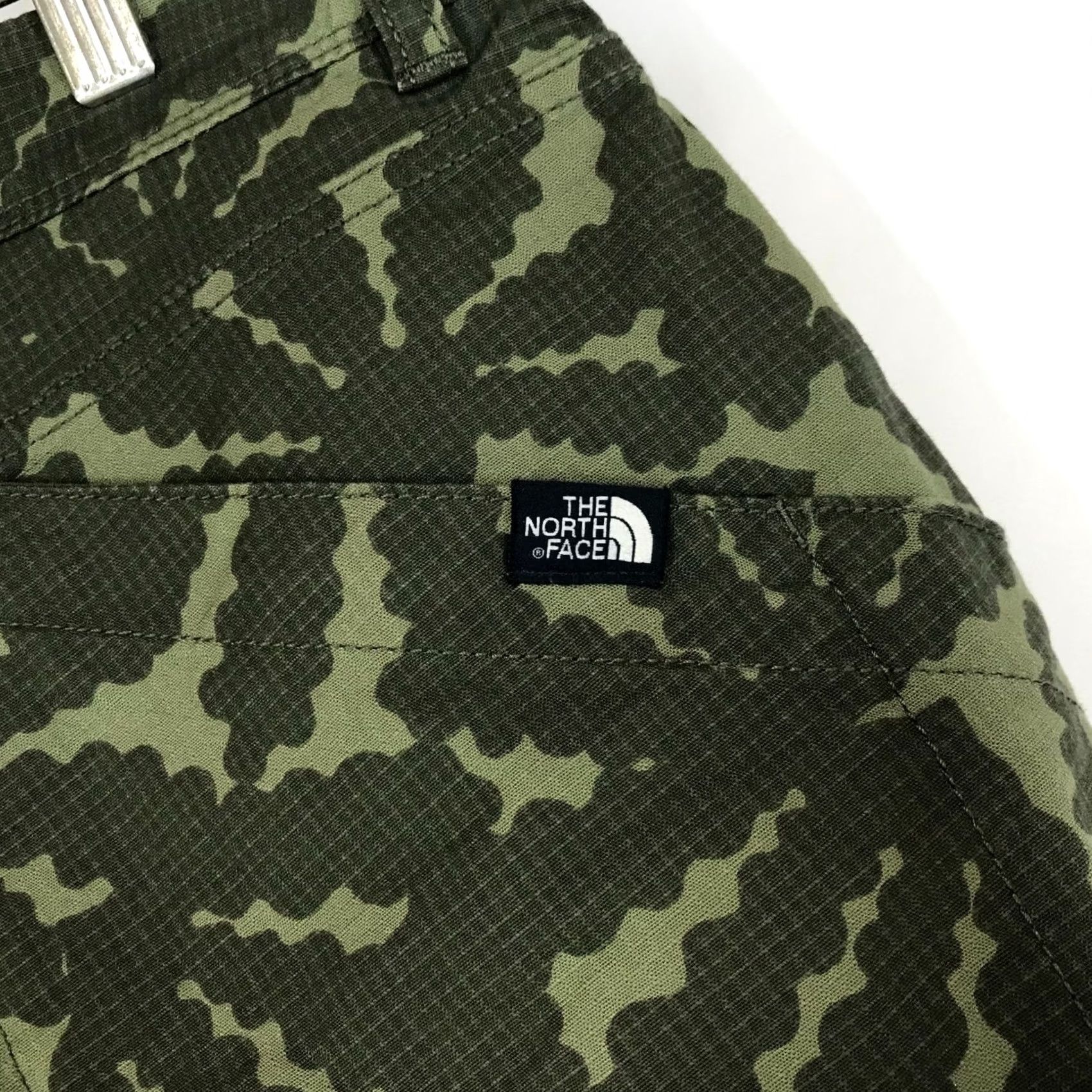 The North Face THE NORTH FACE SHORTS WOMEN'S 4 GREEN COTTON BLEND Size 27" / US 4 / IT 40 - 7 Thumbnail