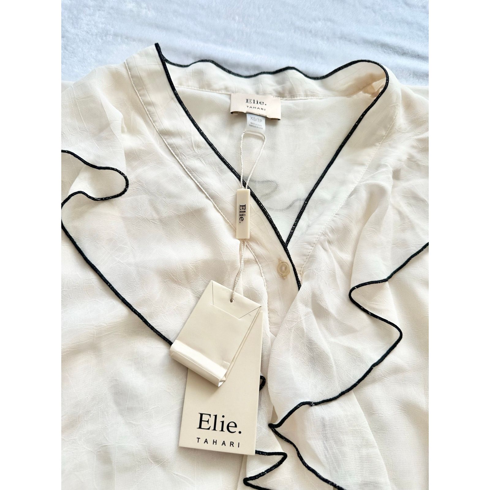 Elie Tahari Elie Tahari cream blouse with black piping size XS Size XS / US 0-2 / IT 36-38 - 2 Thumbnail