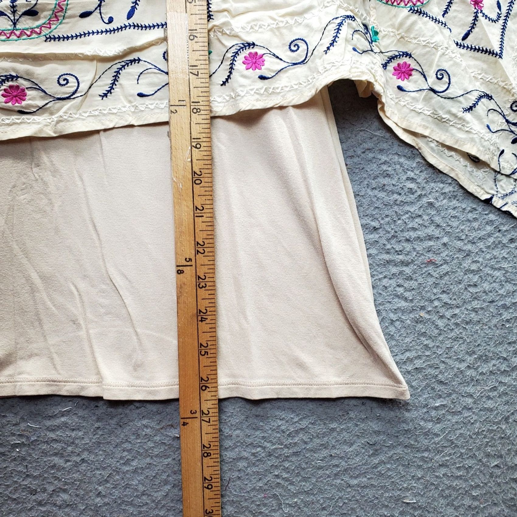 Vintage Chico's Kimono Top Womens Size 1 Tan Rayon Embroidered Flowers Sleeve Pullover Shirt Size XS / US 0-2 / IT 36-38 - 3 Thumbnail