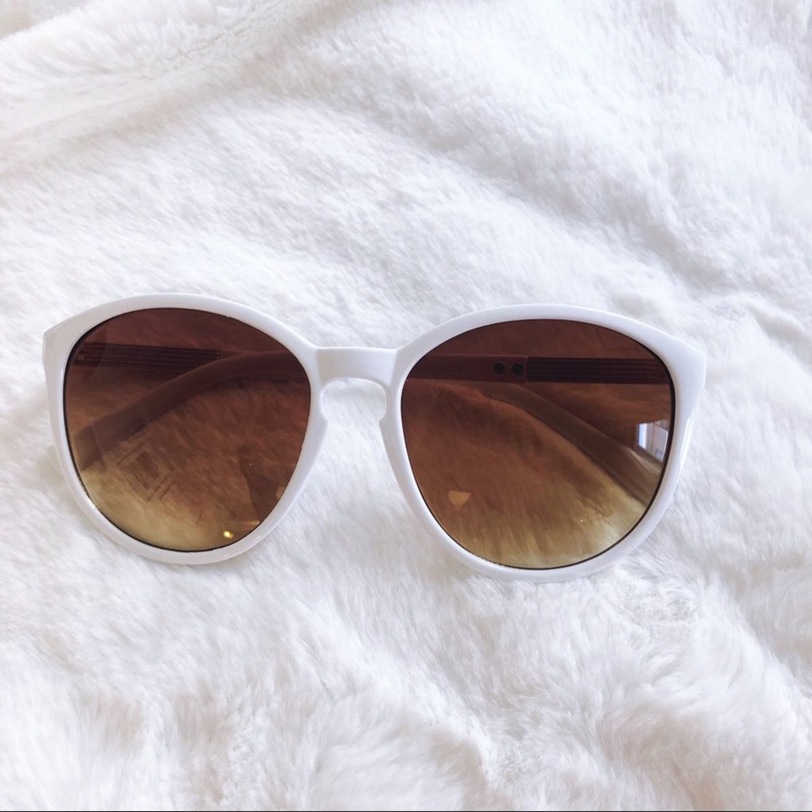 Other Celia White Cat Eye Full Rim Sunglasses Size ONE SIZE - 1 Thumbnail