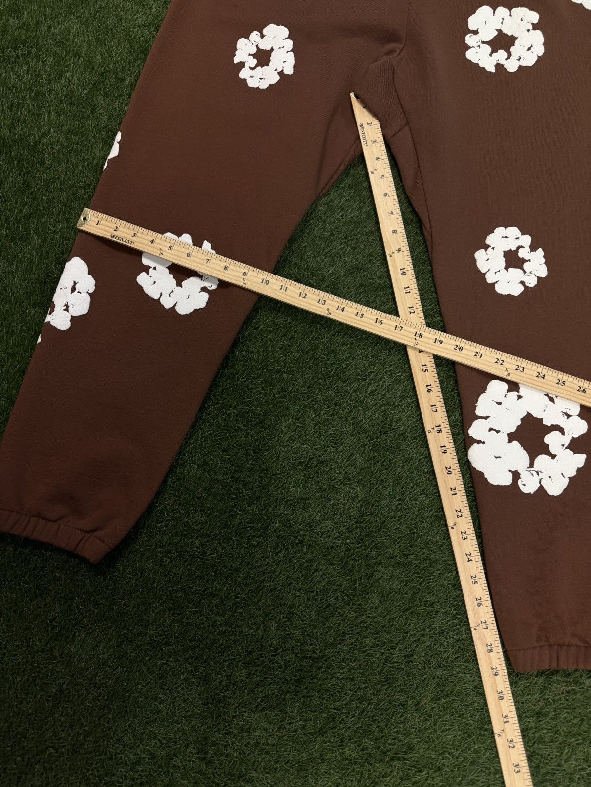DENIM TEARS Denim Tears Cotton Wreath Sweatpants Size XL (NEW) Size US 34 / EU 50 - 7 Thumbnail