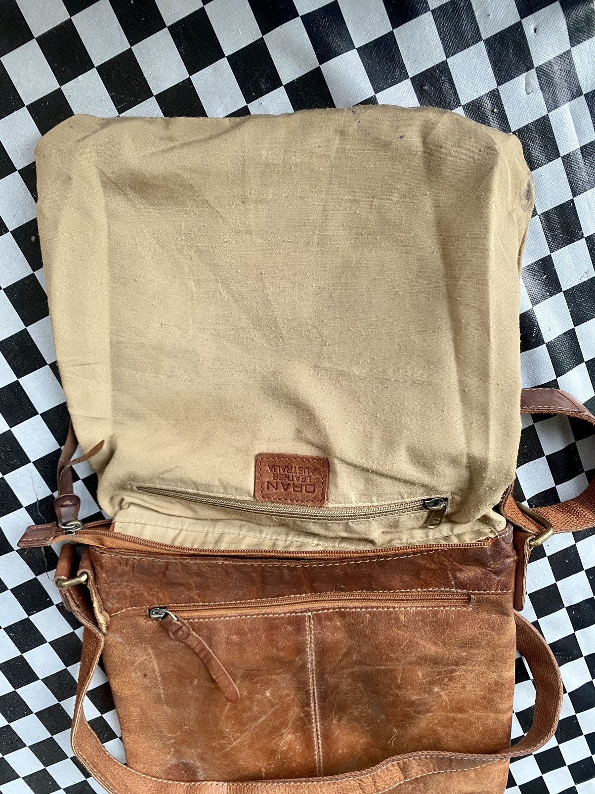 Leather × Vintage Vintage Leather Crossbody bag Oran Leather Australia Size ONE SIZE - 14 Thumbnail