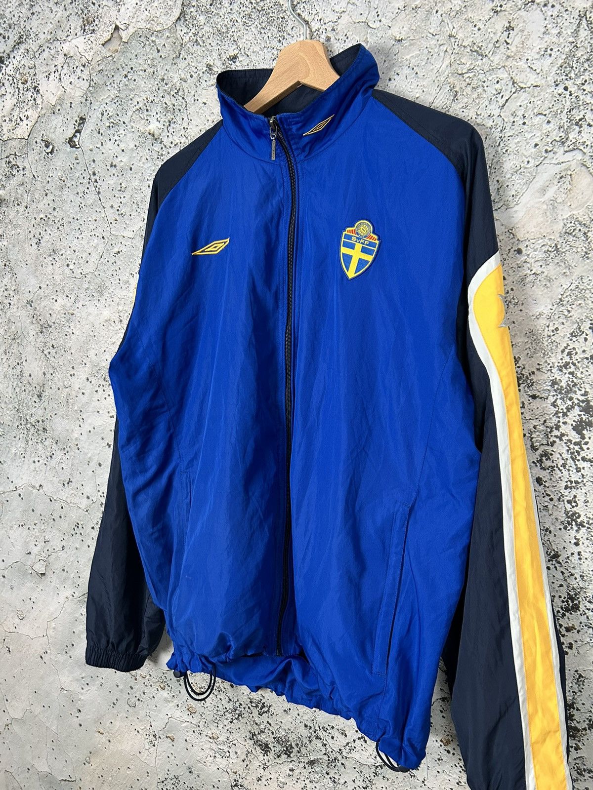 Umbro Vintage Umbro Sweden Soccer Light Jacket Nylon Football Size US M / EU 48-50 / 2 - 2 Thumbnail