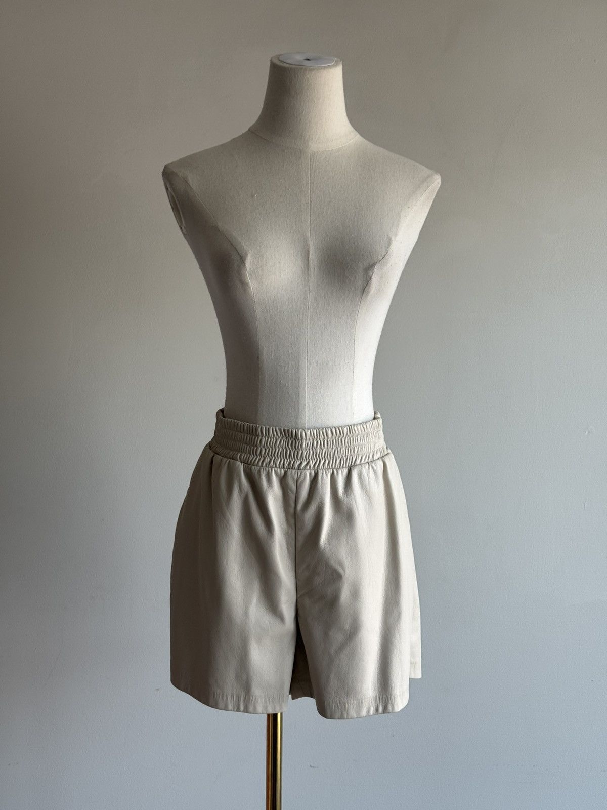 Anine Bing Anine Bing off-white vegan leather shorts sz M Size 27" / US 4 / IT 40 - 3 Thumbnail
