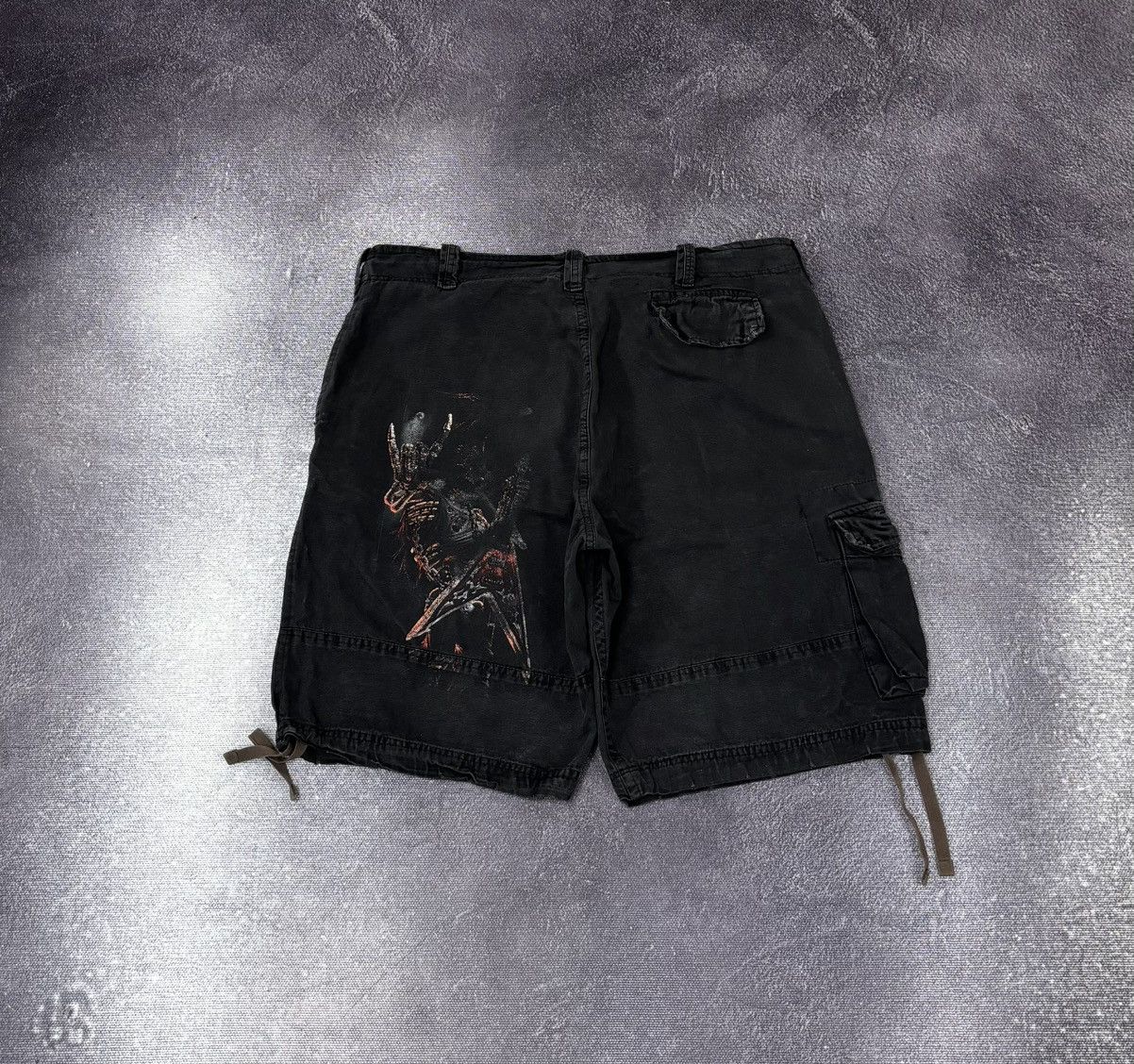 Other Vintage Spiral Death Skull Rock Hype Black Cargo Shorts Size US 38 / EU 54 - 2 Thumbnail
