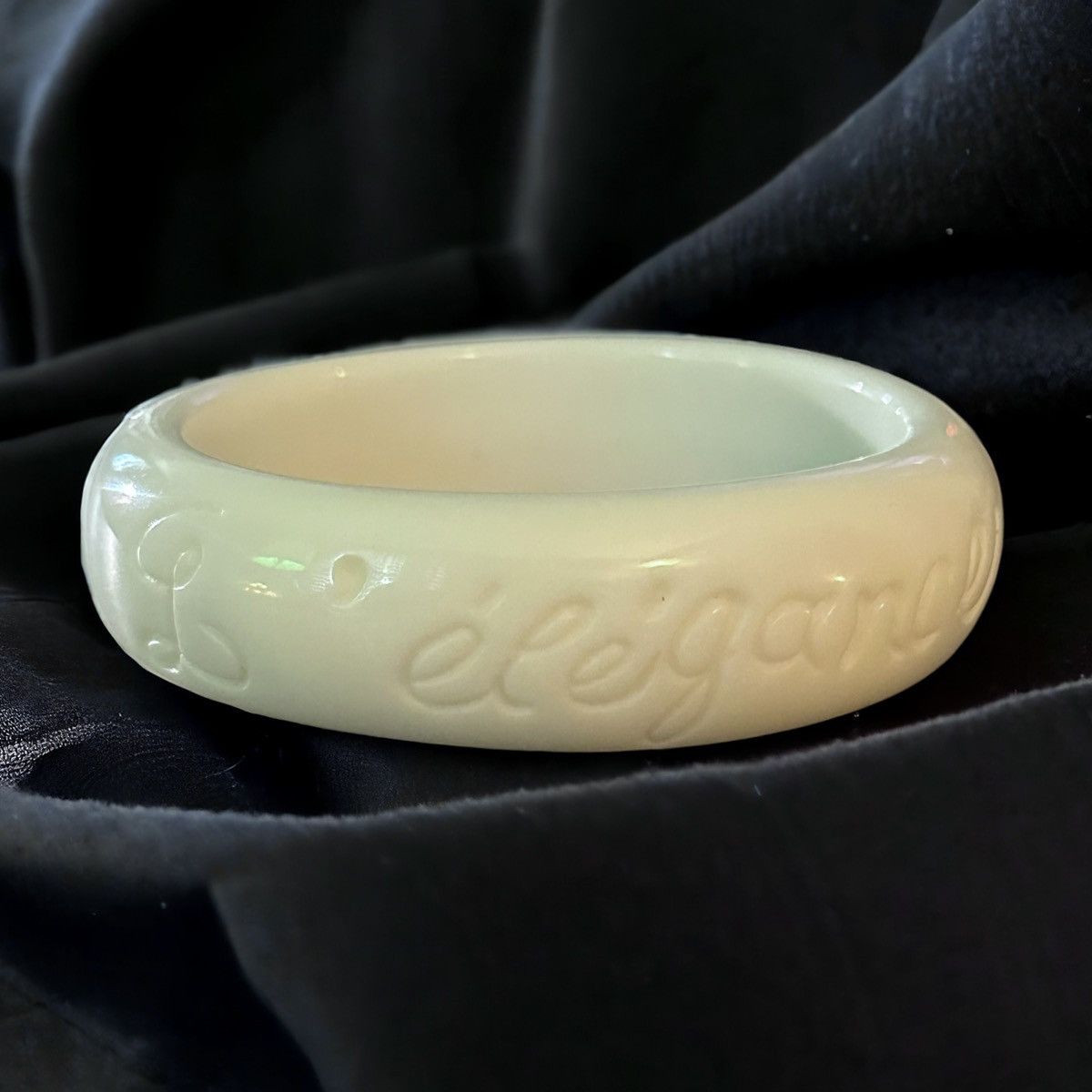 Vintage Vintage L’ élégance white lucite bangle bracelet Size ONE SIZE - 1 Thumbnail