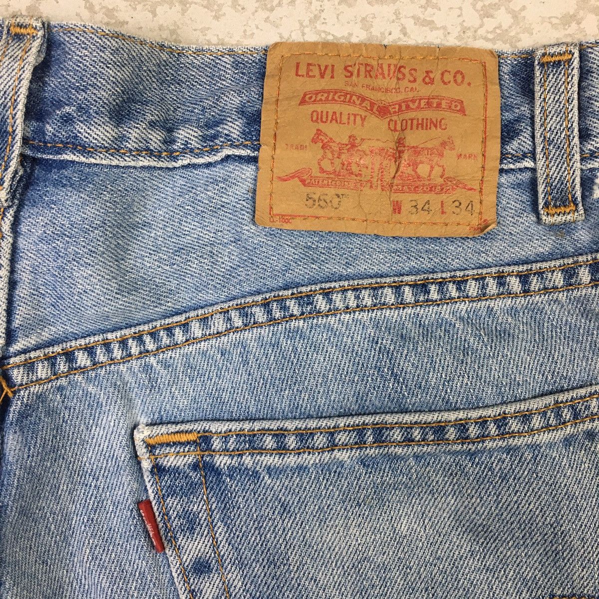Levi's × Vintage Levis 560 Comfort Fit Distressed Dirty Jeans Size US 33 - 8 Thumbnail