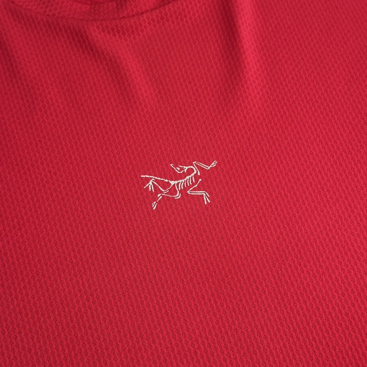 Arc'teryx Vintage Arc'teryx Arcteryx Reflective Logo Y2K Red T-Shirt Size US L / EU 52-54 / 3 - 8 Thumbnail
