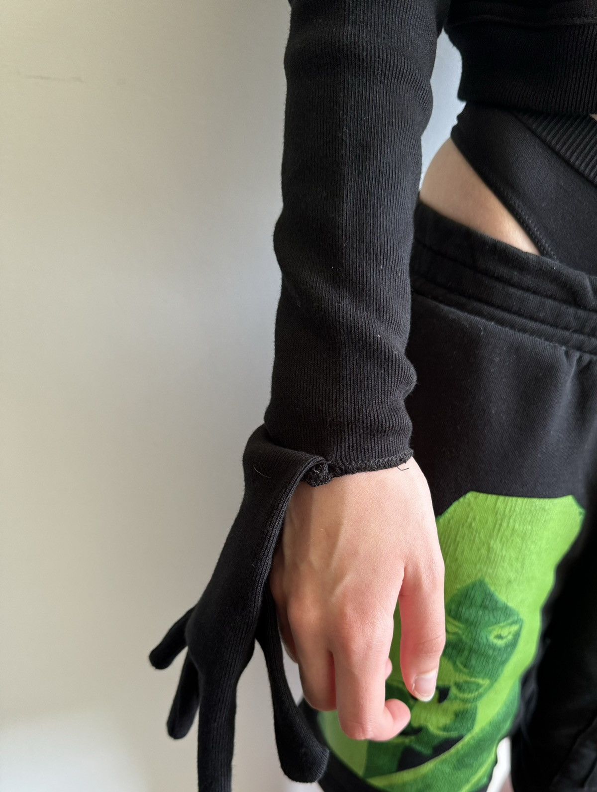Prototypes Cropped gloved hoodie « HARD » Size US M / EU 48-50 / 2 - 10 Thumbnail