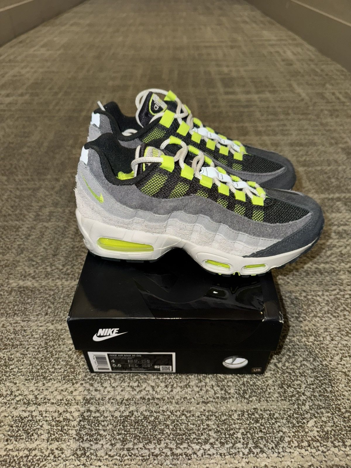 新品未使用 MoMA NIKE AIR MAX 95 リバースネオン 23.5 MoMA Design Store Exclusive Nike Air Max 95 OG 