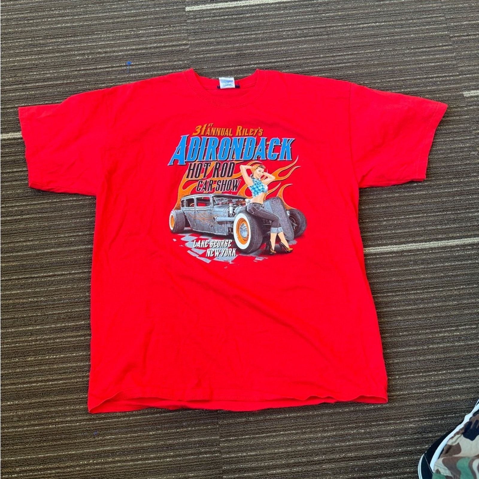Gildan × Vintage American Vintage Red Short Sleeve Tee Classic Car Graphic Size US XL / EU 56 / 4 - 1 Thumbnail