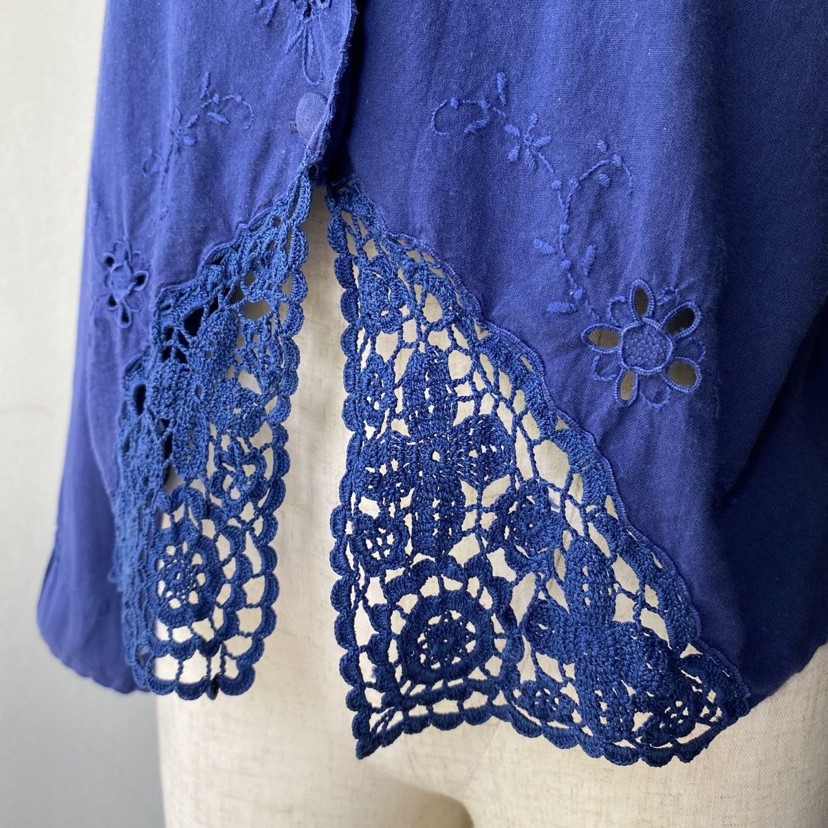 Issey Miyake I.S. Issey Miyake Navy Embroidered Lace Blouse Size L / US 10 / IT 46 - 7 Thumbnail
