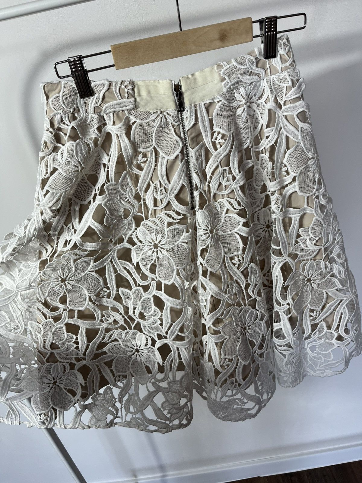 Alice + Olivia Alice + Olivia Floral Lace Skirt White Midi Size 2 Size 26" / US 2 / IT 38 - 3 Thumbnail