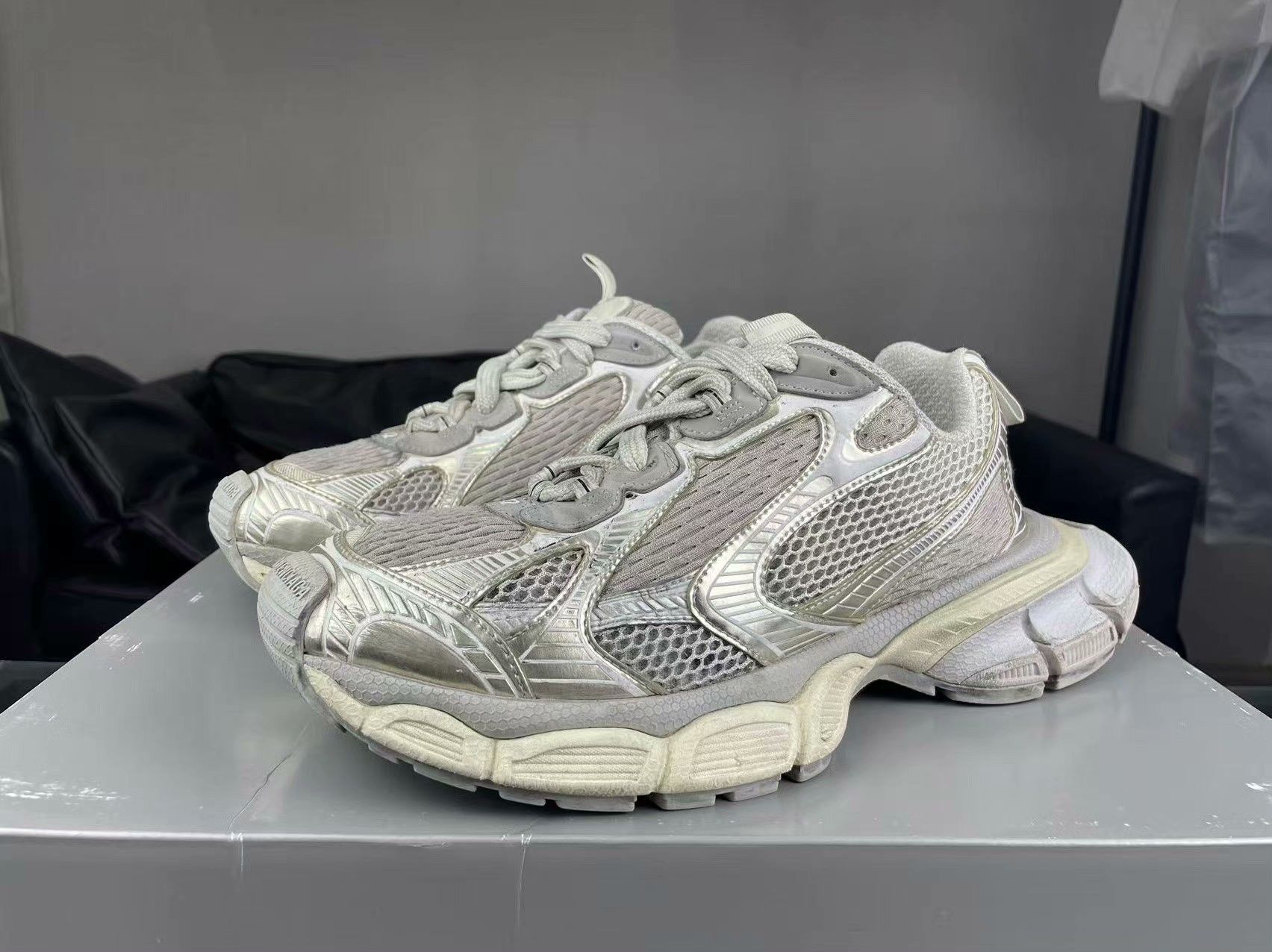 Balenciaga Balenciaga Gold Lowtop Sneakers 9 Men Size US 9 / EU 42 - 1 Thumbnail