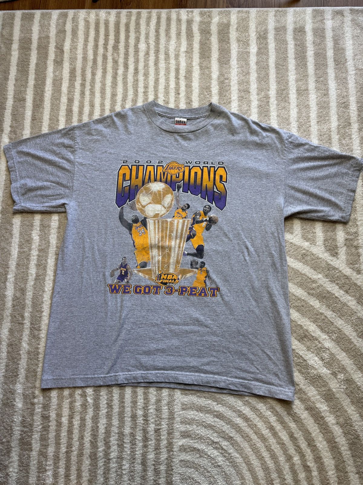 LAKERS 3PEAT NBA CHAMPIONS Tシャツ Vintage Y2K 2002 Los Angeles Lakers 3 Peat Champions Reebok