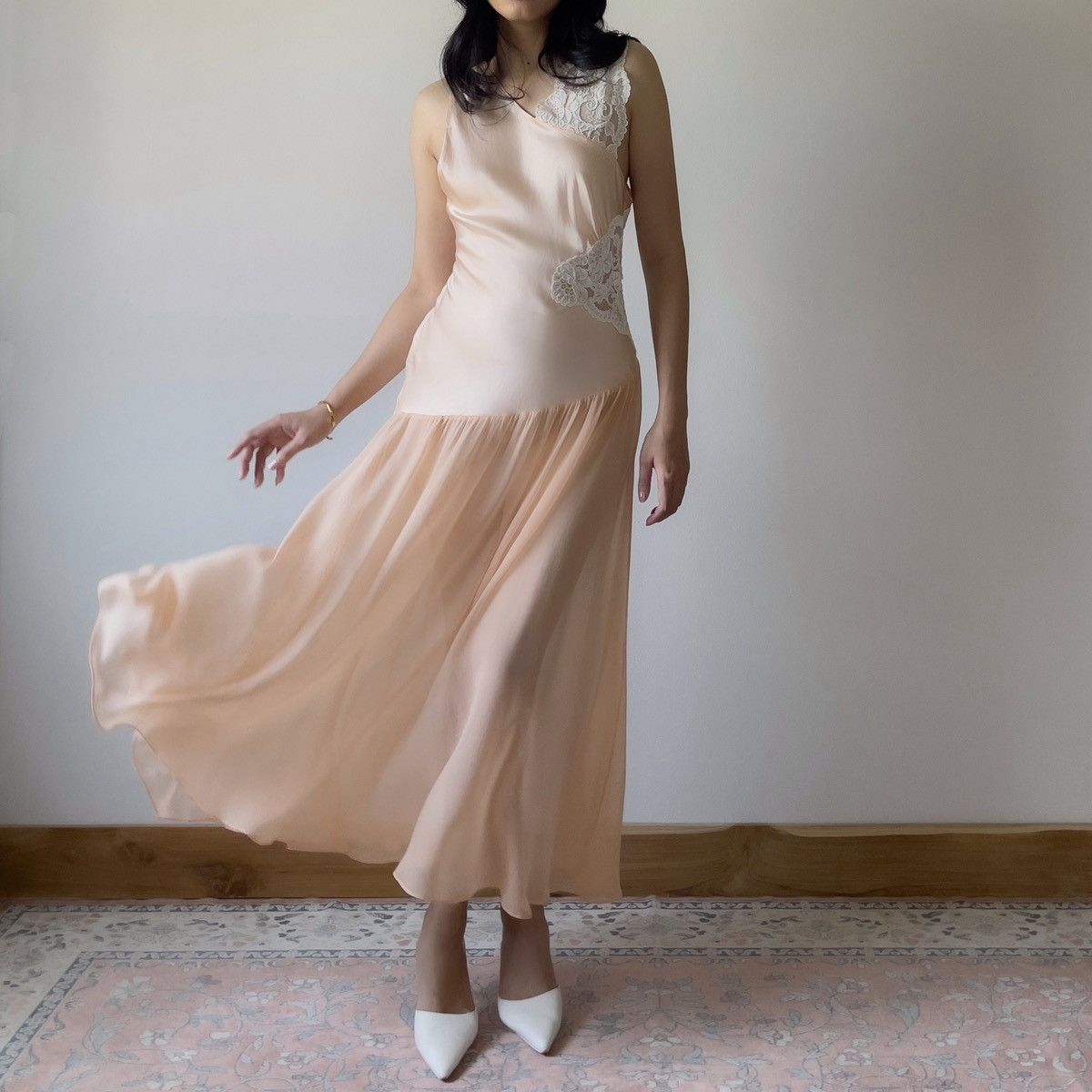 Victoria's Secret Victoria’s Secret 1990s Peach Silk & Lace Slip Gown (S–M) Size M / US 6-8 / IT 42-44 - 2 Thumbnail