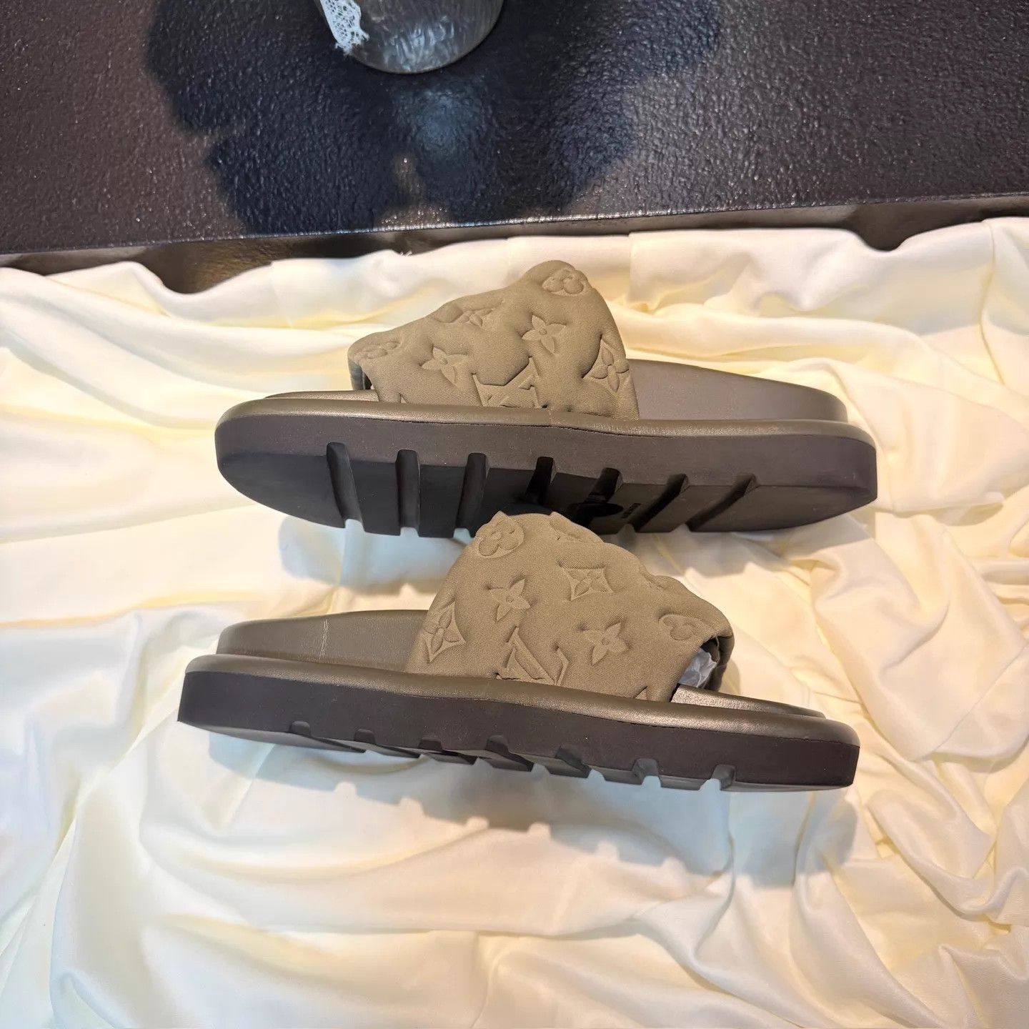 Louis Vuitton LV Dark Green Print Velcro Mules Women's 36 99 New Size US 5.5 / IT 35.5 - 4 Thumbnail