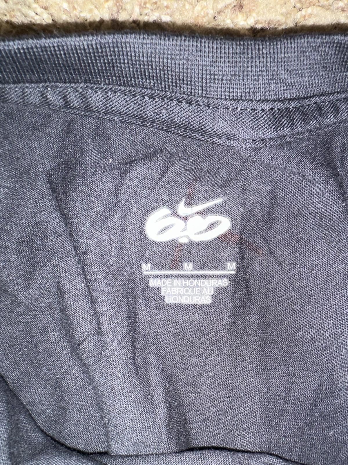 Nike Rare Vintage Nike 6.0 Men’s Wavy Logo Sixo Graphic Tee Size US M / EU 48-50 / 2 - 4 Thumbnail