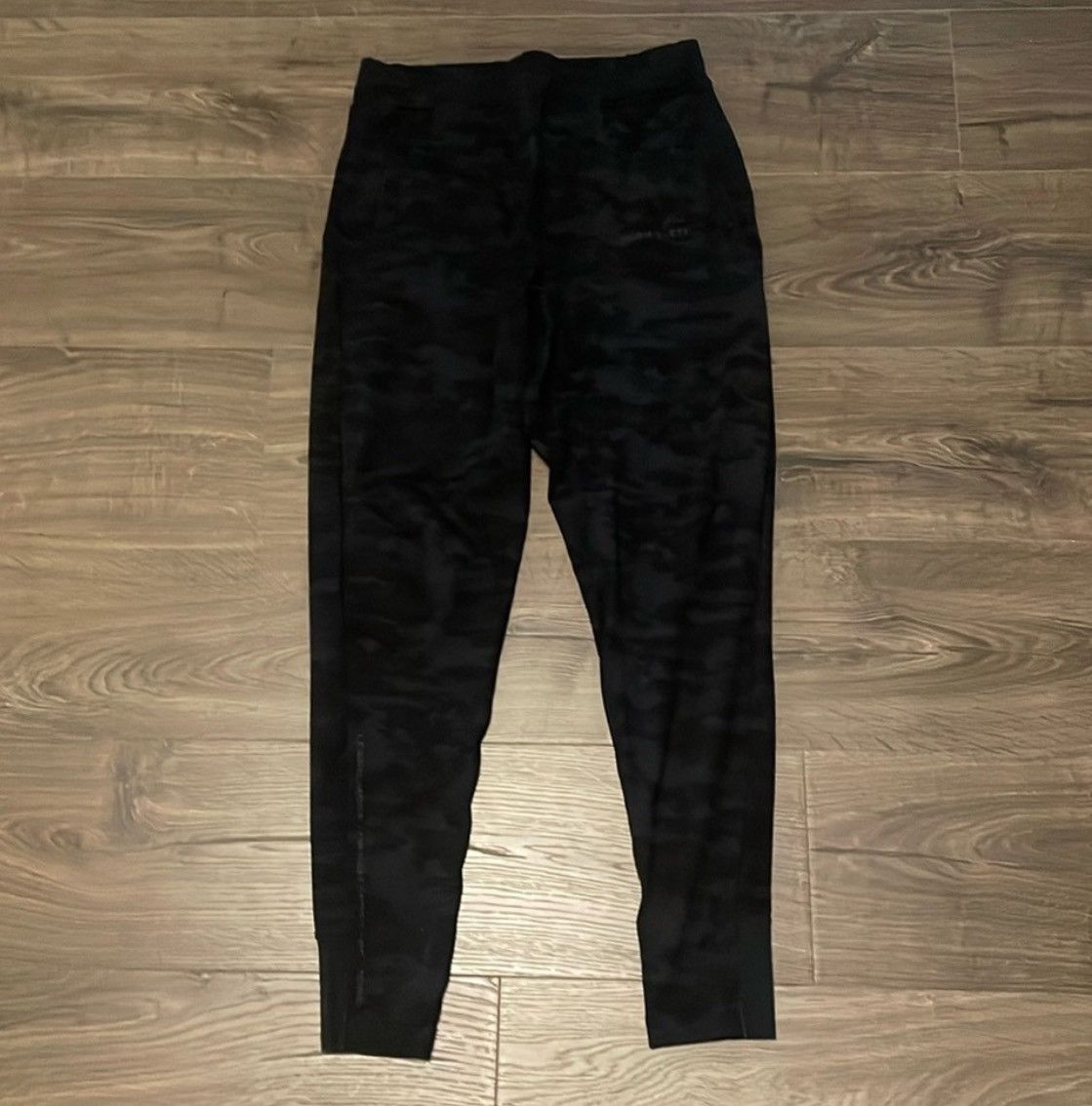 Alphalete Athletics Men’s Alphalete Black Camo Print Joggers, Size Small Size US 29 - 1 Thumbnail
