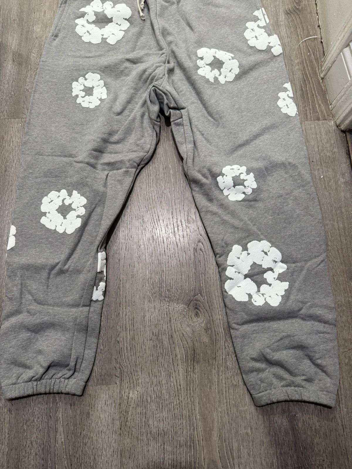 DENIM TEARS Denim Tears Wreath Sweatpants Size XXL Size US 38 / EU 54 - 3 Thumbnail