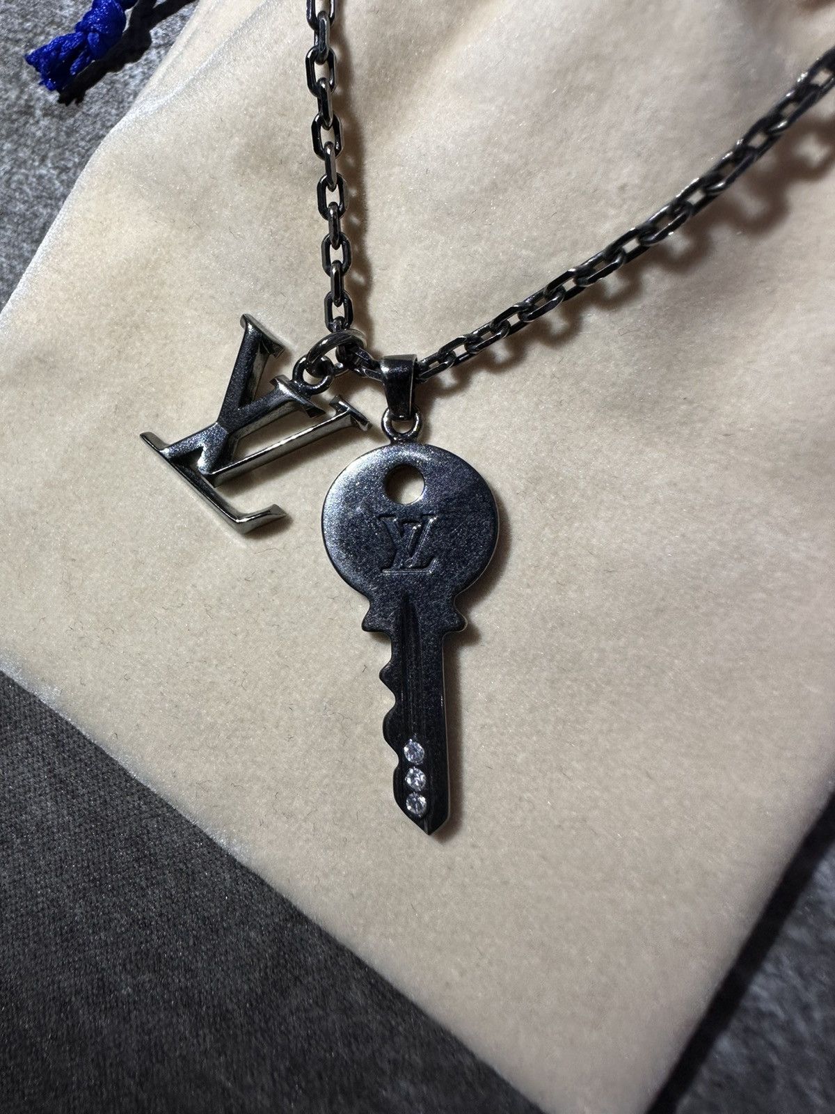 Louis Vuitton Key LV Necklace Size ONE SIZE - 2 Thumbnail