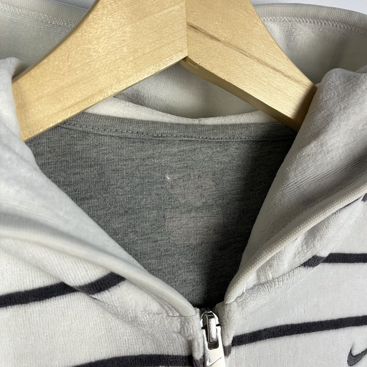 Nike Vintage Nike Striped Velour Zip Up Hoodie Y2K White Top Size S / US 4 / IT 40 - 8 Thumbnail