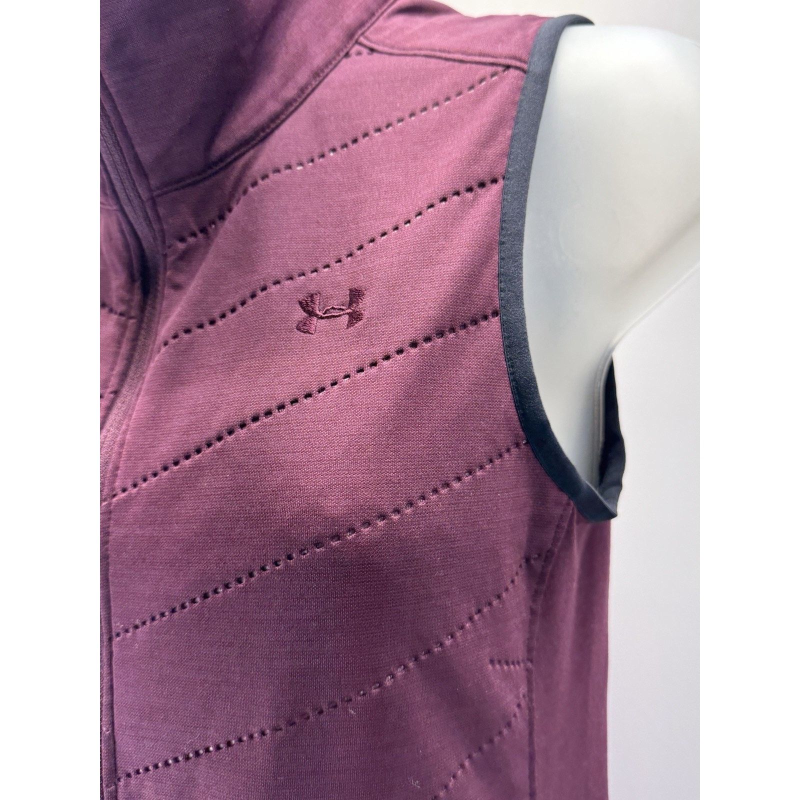 Under Armour Under Armour Cold Gear Womens XS Semi Fitted Maroon Vest EUC Size XS / US 0-2 / IT 36-38 - 3 Thumbnail