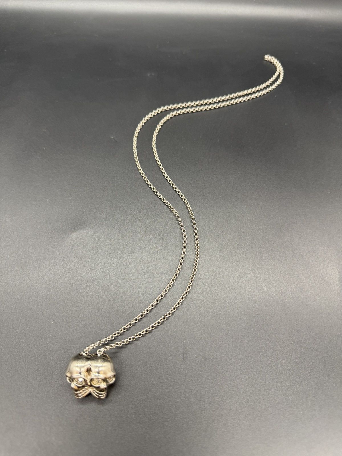 Alexander McQueen ALEXANDER MCQUEEN Silver Twin Skull Necklace Size ONE SIZE - 1 Thumbnail
