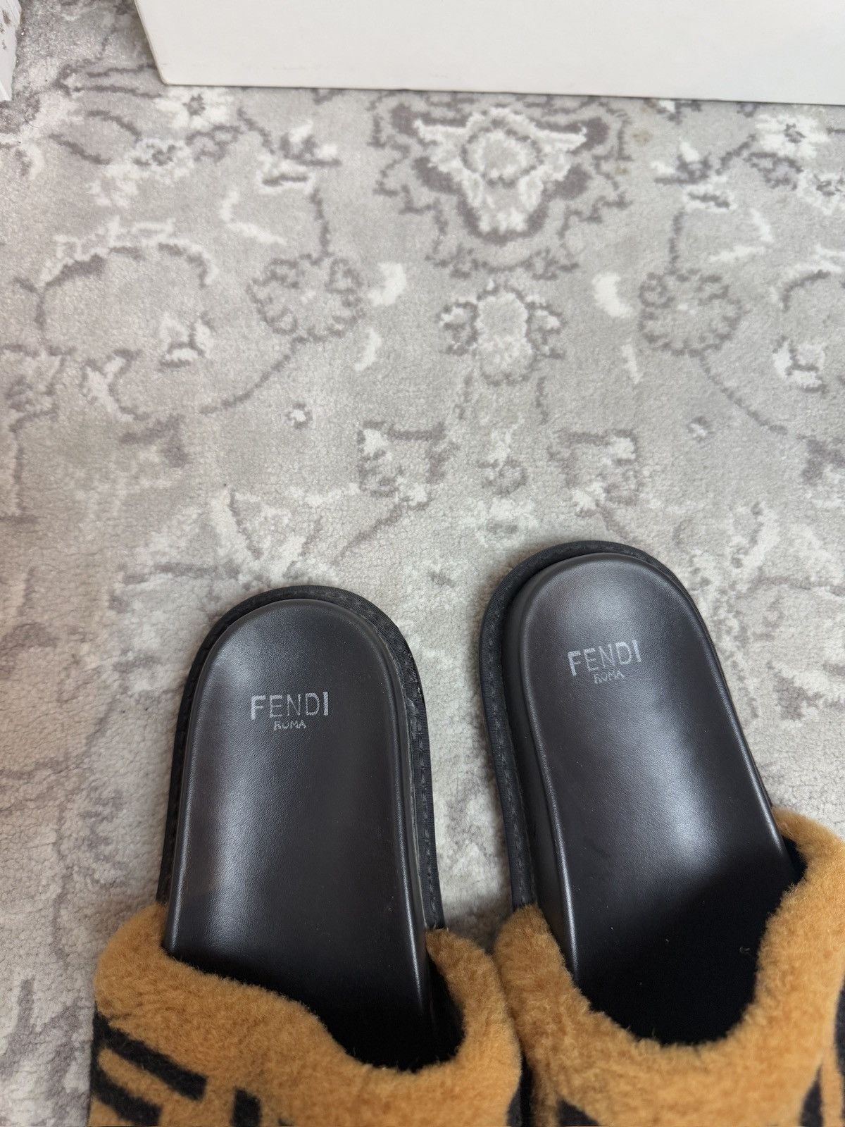 Designer × Fendi Fendi faux fur slippers flip flops US8 designer luxury classy Size US 8 / IT 38 - 6 Thumbnail