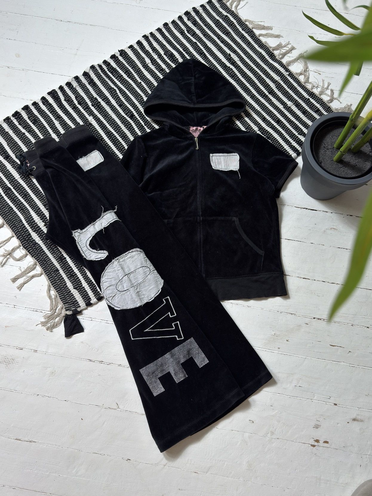 Juicy Couture VINTAGE JUICY COUTURE VELOUR 2000s TRACKSUIT Size L / US 10 / IT 46 - 1 Thumbnail