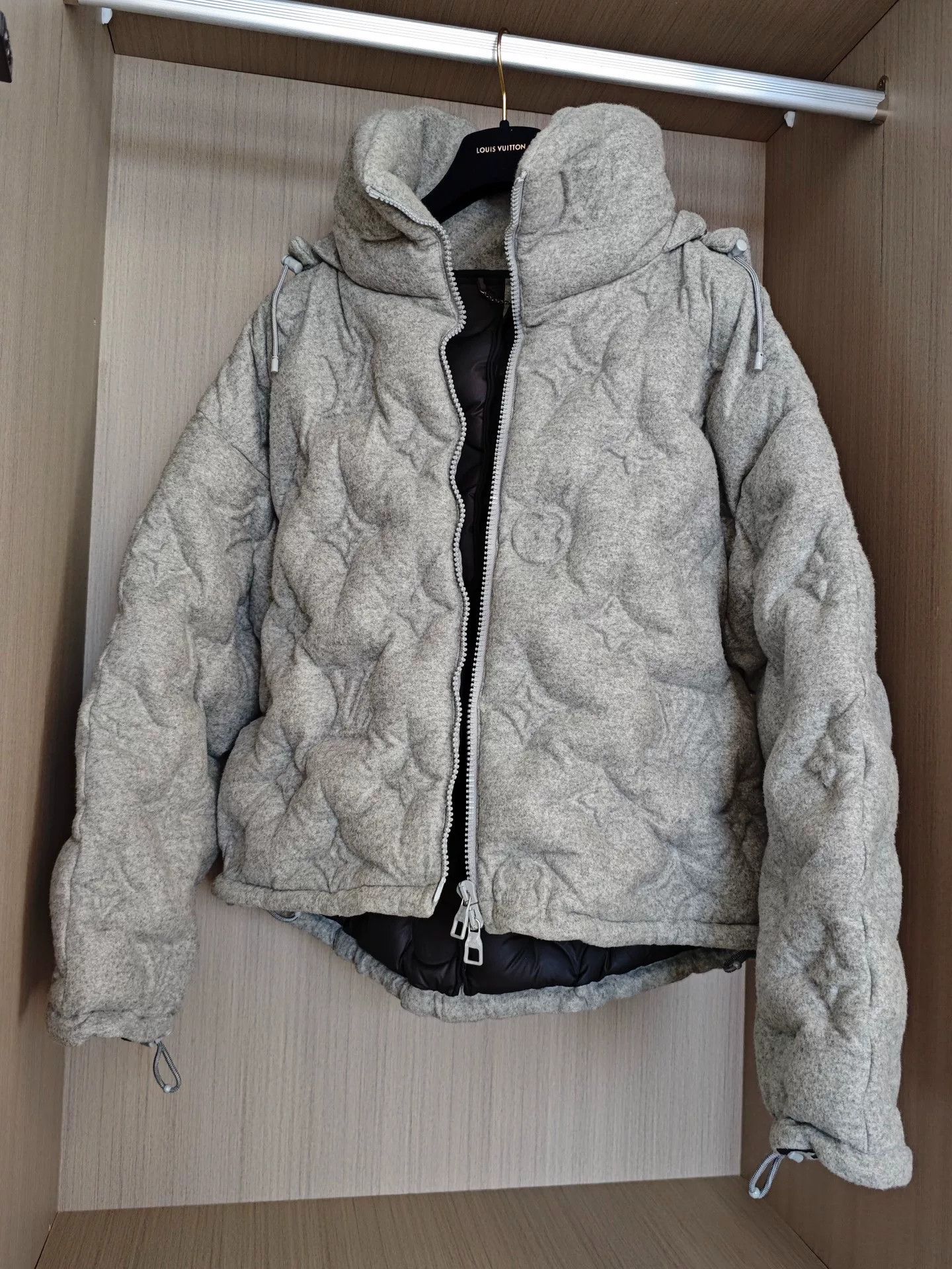 Louis Vuitton Louis Vuitton 19FW Embossed Gray Down Jacket Size US M / EU 48-50 / 2 - 1 Thumbnail