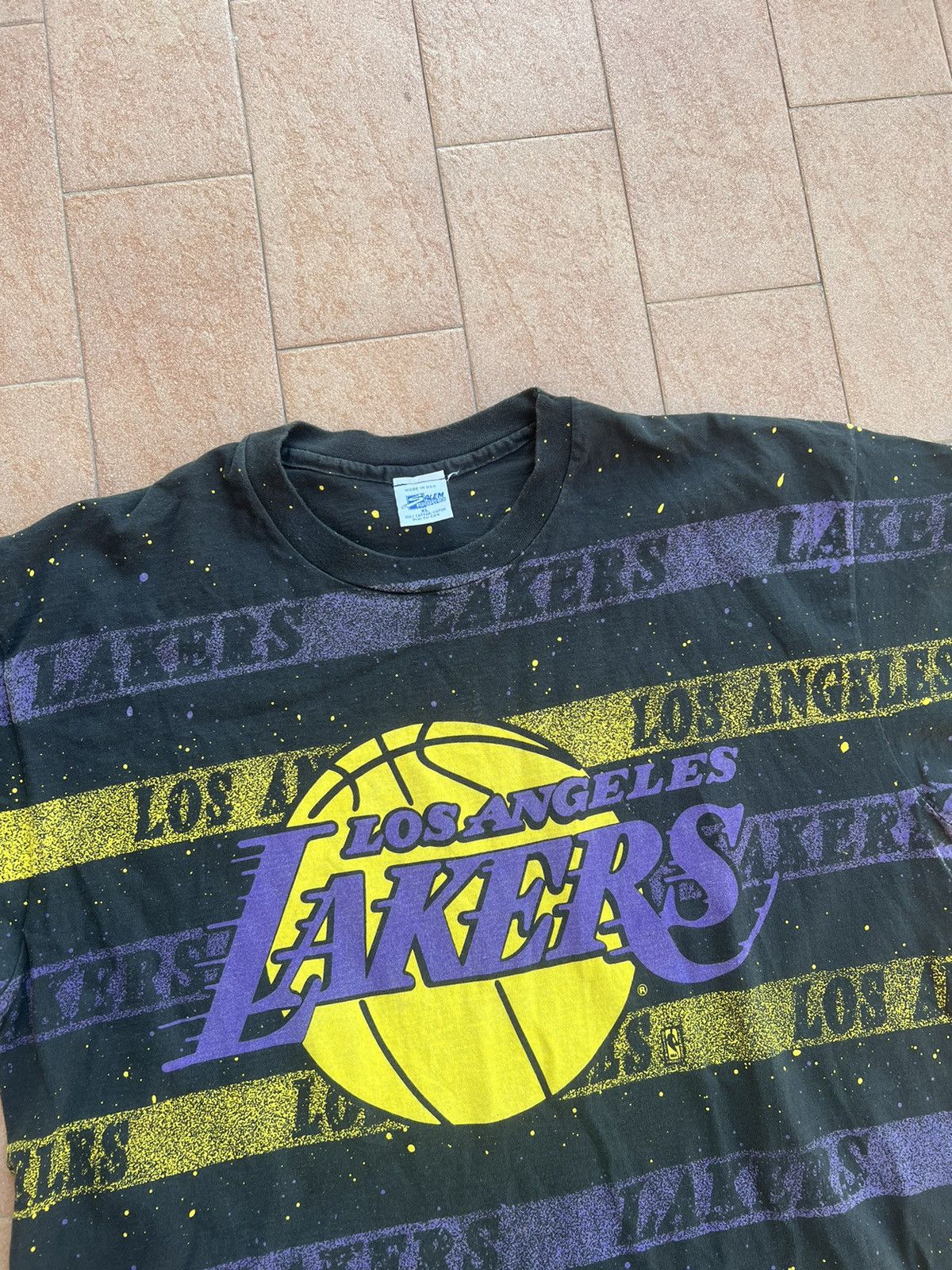 NBA × Vintage VTG 90s NBA Los Angeles Lakers ALL OVER PRINT AOP T-SHIRT Size US XL / EU 56 / 4 - 4 Thumbnail