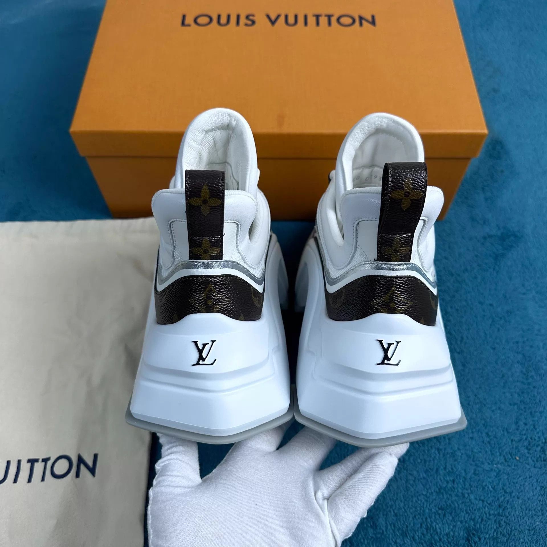 Louis Vuitton LV 2.0 Dad Sneakers White Brown 38.5 Unworn Size US 8 / IT 38 - 4 Thumbnail