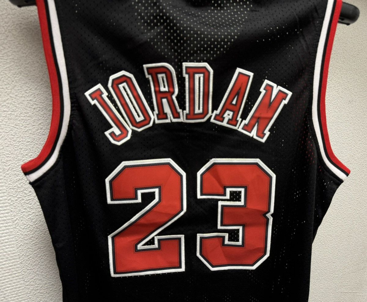 Mitchell & Ness Jordan 23 mitchell & ness vintage nba jersey 1997/98 L sz Size US L / EU 52-54 / 3 - 5 Thumbnail