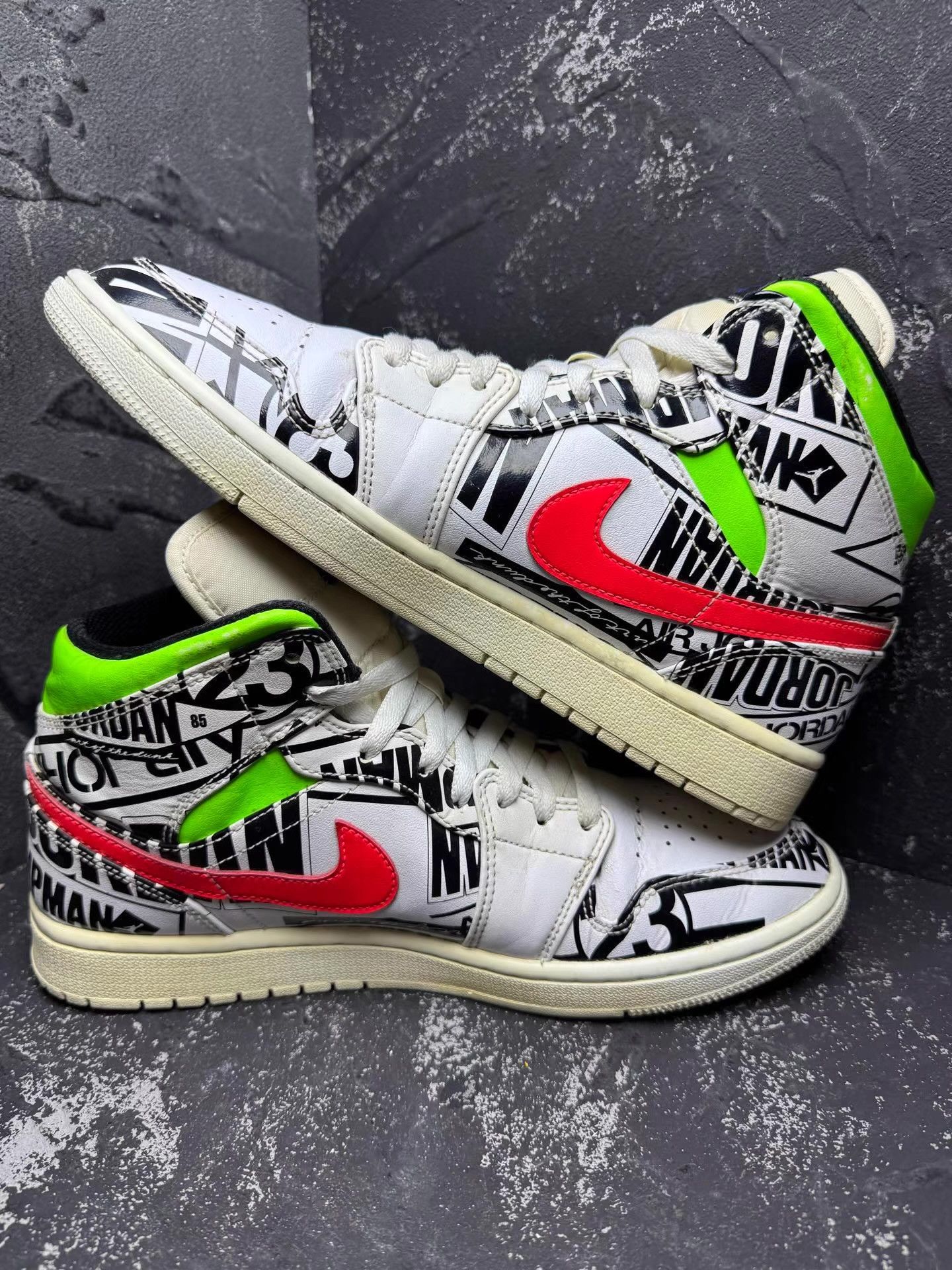 Nike Air Jordan 1 Mid Black & White Graffiti Q10 Size US 9.5 / EU 42-43 - 4 Thumbnail
