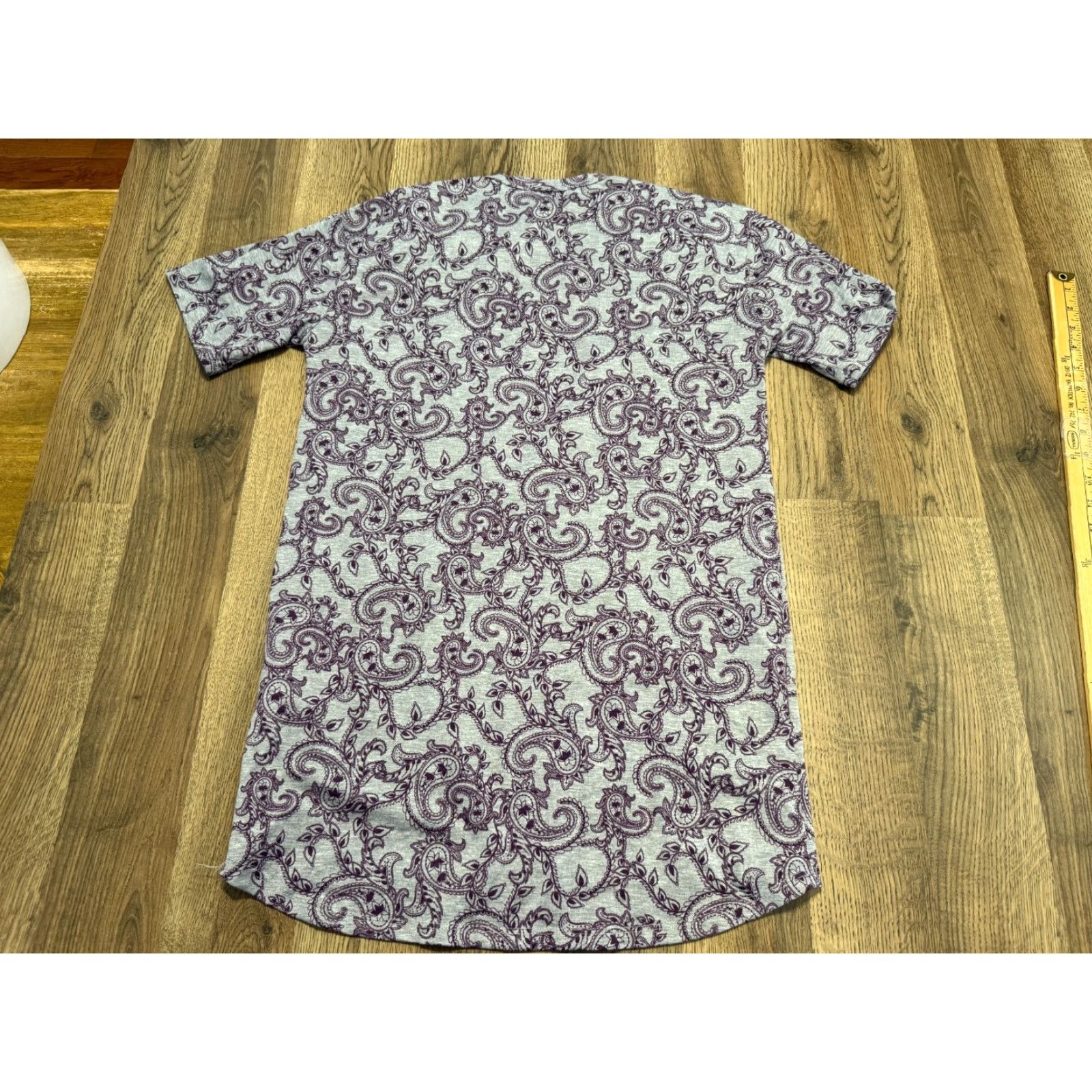 Vintage VINTAGE? No — (omit) LulaRoe Shirt Women's XS Grey Purple Paisley Print Round Neck Short Sleeve Shirt Size XS / US 0-2 / IT 36-38 - 2 Thumbnail