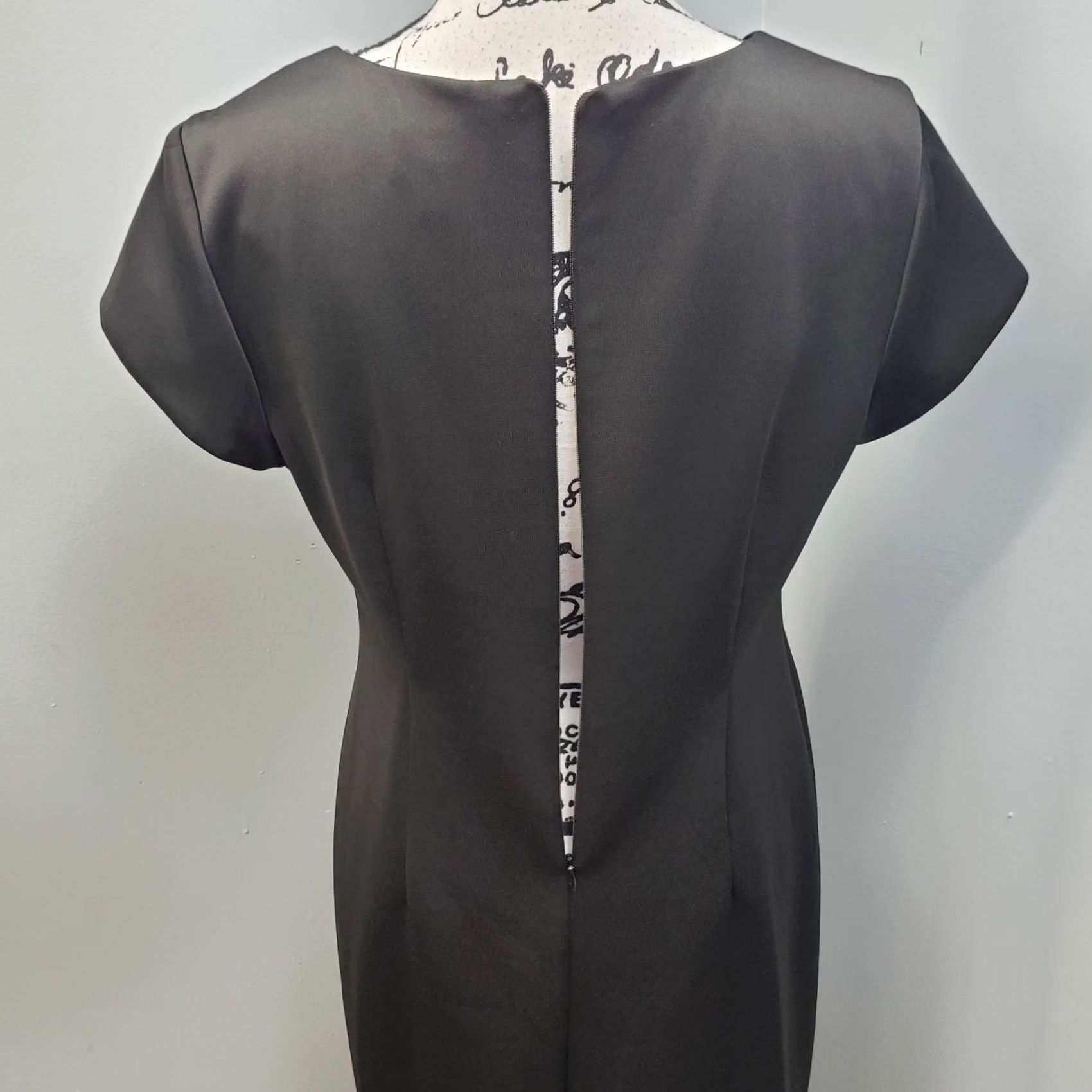 Vintage Connected Womens Bodycon Dress 10 Black Tan Cap Sleeve Back Zip V-Neck Stretch Geometric Square Pattern 38" Length 16" Chest 38" Length 38" Mens? Size L / US 10 / IT 46 - 5 Thumbnail