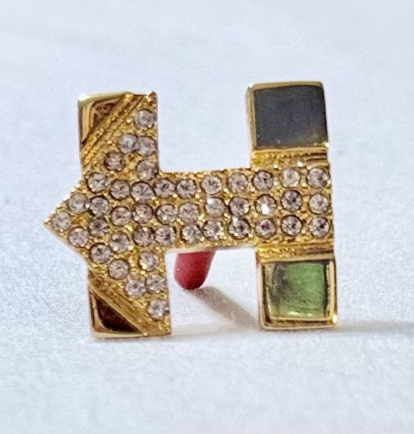 Other Gold Tone Initial Pin – “H” / “I” with Pavé Arrow – 0.875” Size ONE SIZE - 4 Thumbnail