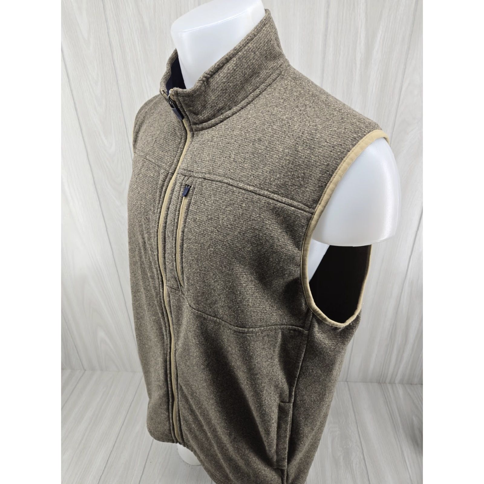 Izod VINTAGE Izod Vest XL Beige Polyester Full Zip Sleeveless Golf Sweater Pockets (No, Vintage not applicable) Size US XL / EU 56 / 4 - 5 Thumbnail