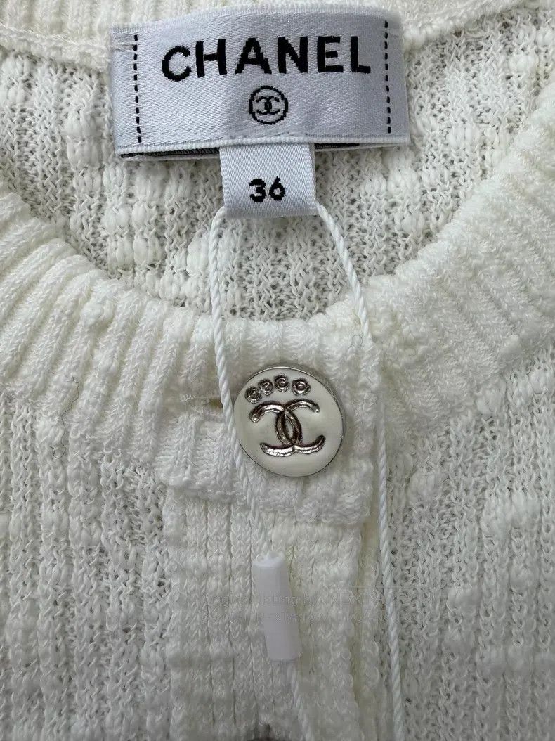 Chanel Chanel White round-neck buttoned knitted short sleeves Size XS / US 0-2 / IT 36-38 - 4 Thumbnail