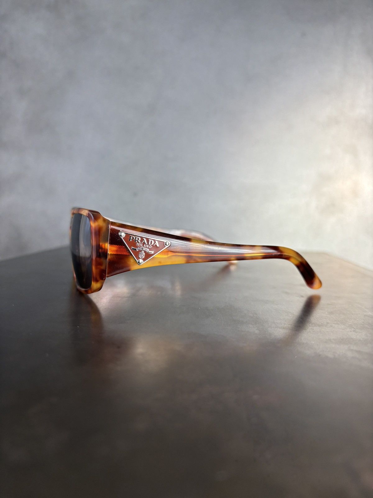 Prada Vintage Prada Sunglasses Triangle Logo SPR 16L 2009 Wayfarer Size ONE SIZE - 4 Thumbnail