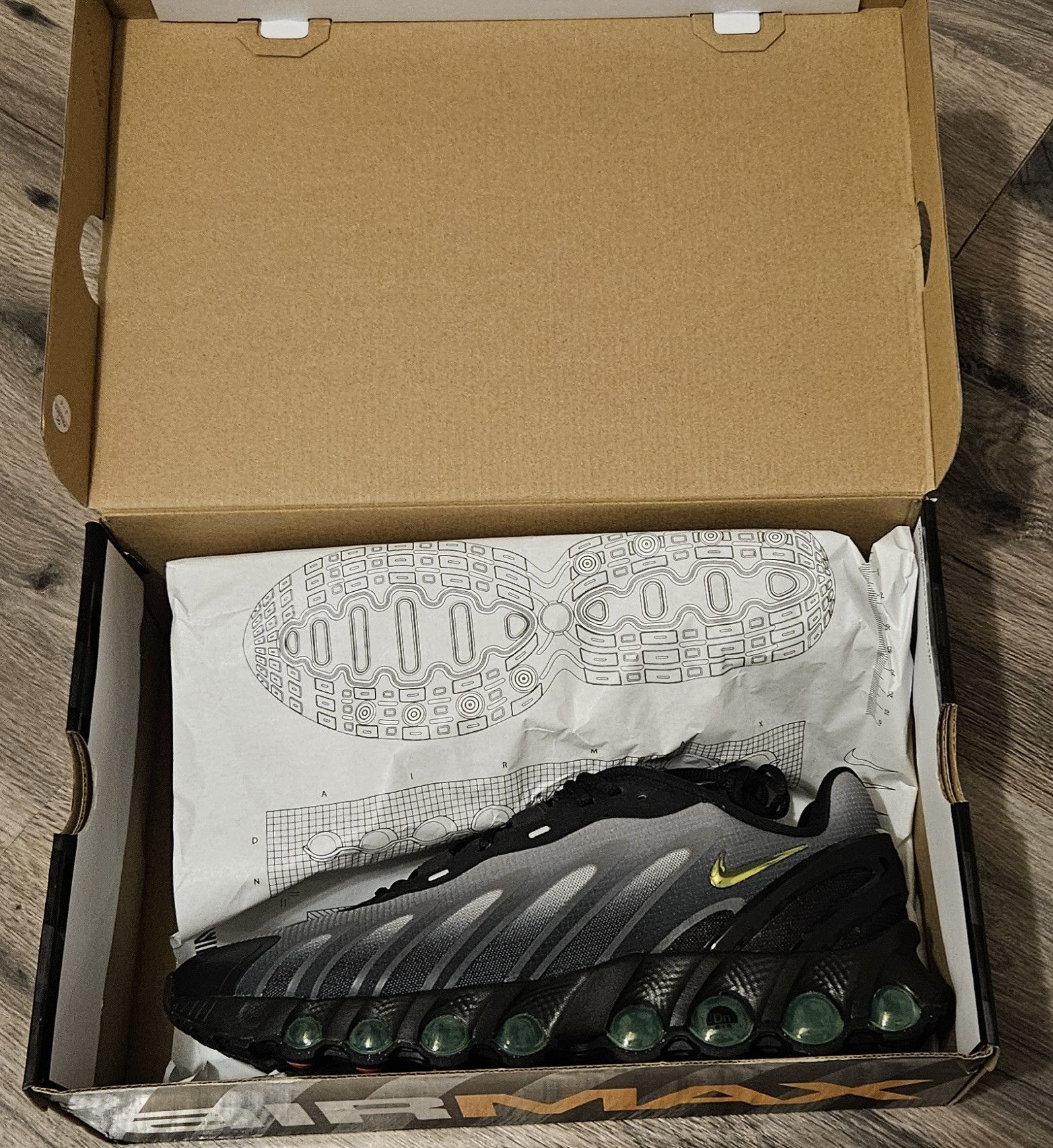 Nike Nike Men's Air Max Dn8 Sneakers Black/Green Strike Size 10.5 Size US 10.5 / EU 43-44 - 1 Thumbnail