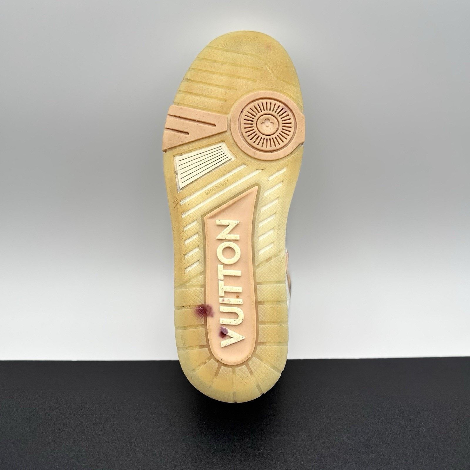 Louis Vuitton (7-7.5 US) Louis Vuitton Trainer ' Metallic, Beige ' Size US 7 / EU 40 - 8 Thumbnail
