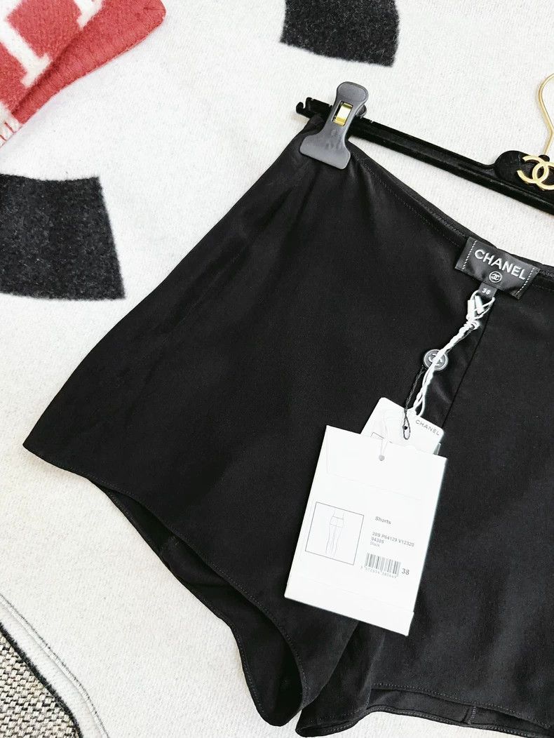 Chanel Chanel 20S Roof Series Black Mulberry Silk Shorts Size 25" / US 0 / IT 36 - 4 Thumbnail