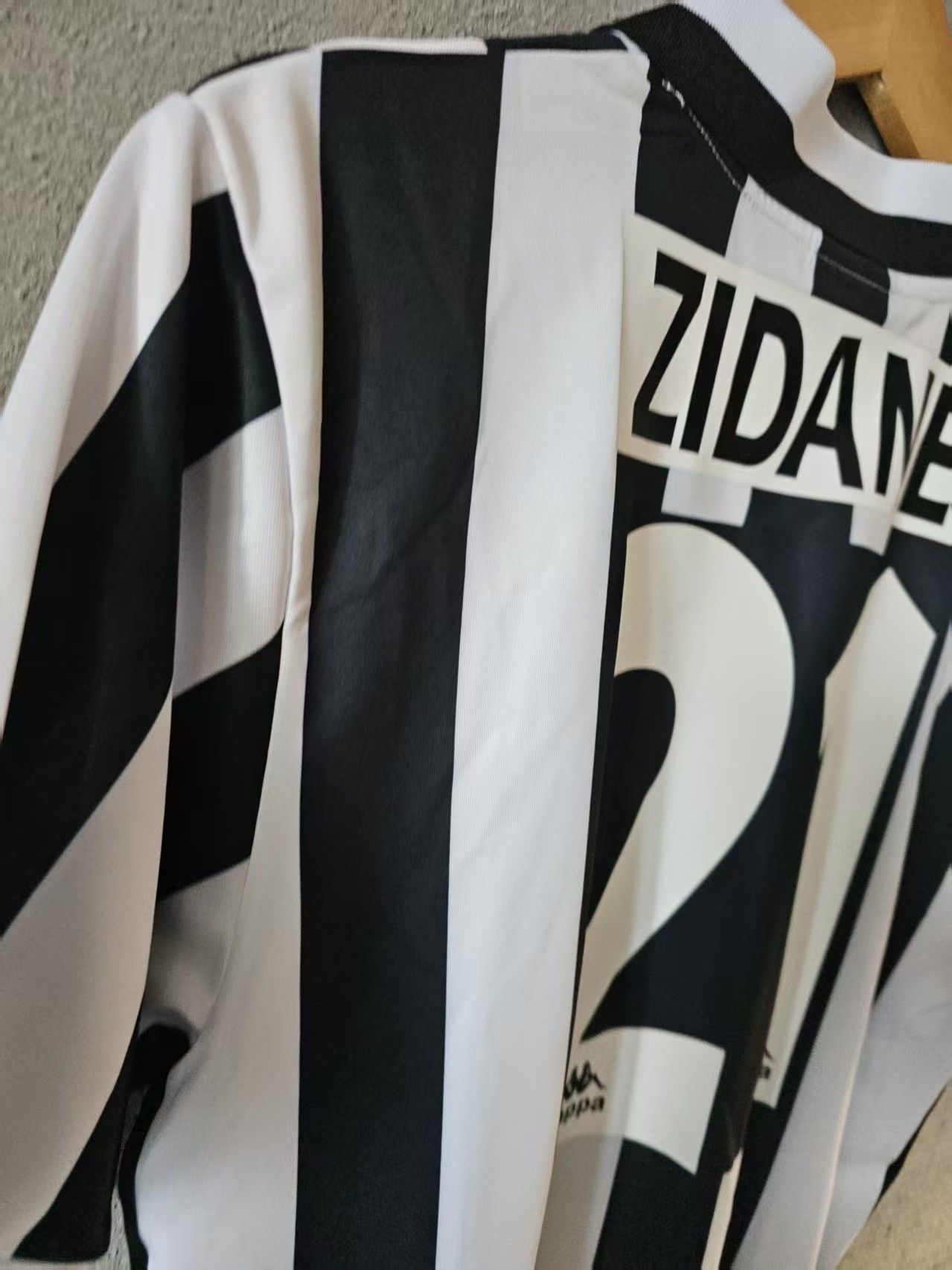 Other 1995 1997 Juventus 21 Zidane Jersey Home Size US L / EU 52-54 / 3 - 6 Thumbnail