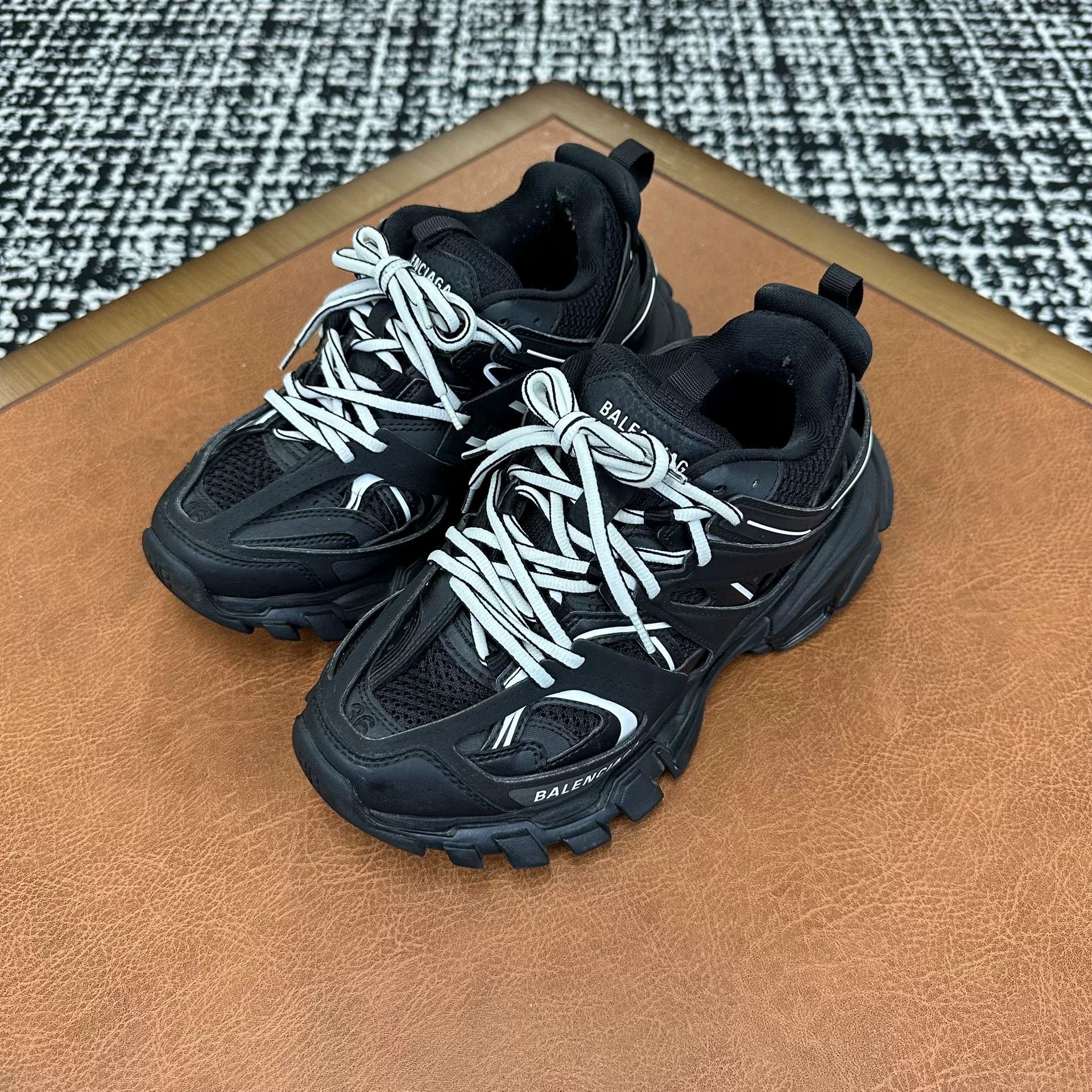Balenciaga Balenciaga Black Lowtop Sneakers it_36 Women Size US 6 / IT 36 - 1 Thumbnail