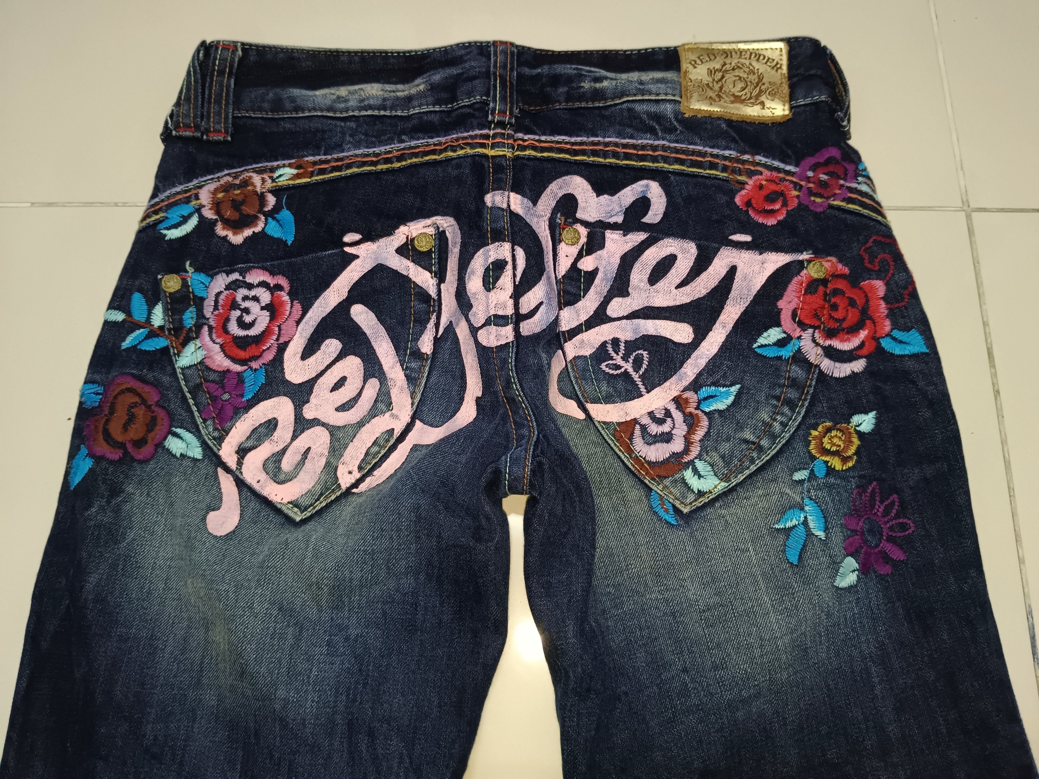 Ed Hardy Red Pepper Jeans MudWash Flare Embroided Flower Size US 30 / EU 46 - 2 Thumbnail