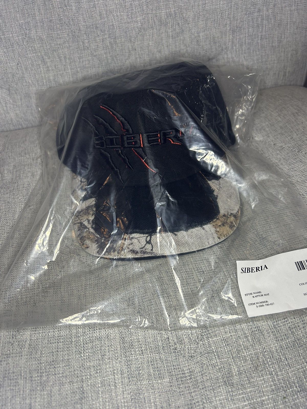 image of Siberia Hills Raptor Hat in Black/Red, Men's