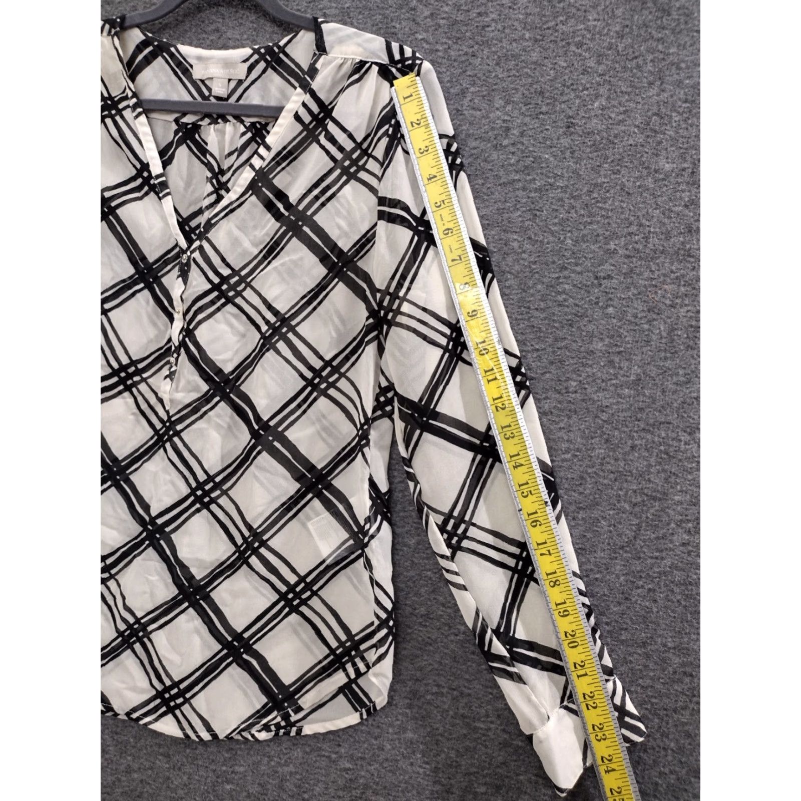 Banana Republic Banana Republic Blouse Shirt Striped V-Neck S Black/White Sheer Long Sleeve Classic/Fitted Size S Womens 90s Designer Pattern Criss Cross Size S / US 4 / IT 40 - 5 Thumbnail